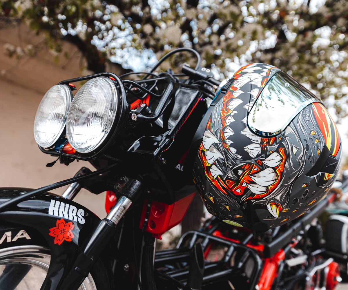 How to clean motorcycle helmet